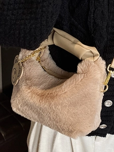 Borsa a mano in pelliccia sintetica beige con catena dorata e ciondolo a orsetto