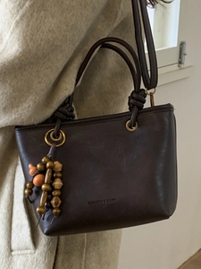 Borsa a secchiello vintage marrone da donna con ciondolo decorativo in legno