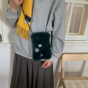 Détail du petit sac bandoulière en peluche vert foncé avec broderie de flocons