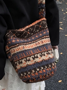 Sac seau en laine d'agneau pelucheuse à motif bohème porté à l'épaule style urbain