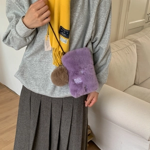 Vue détaillée du sac à main violet en peluche avec broderie flocon de neige blanche