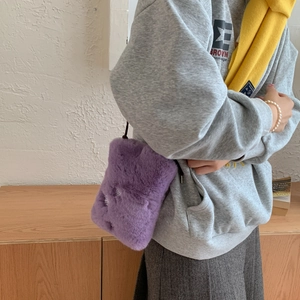 Détail du sac bandoulière en peluche violette avec broderie de flocon de neige blanc