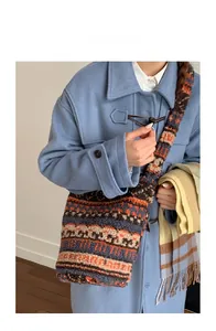 Détail du motif géométrique ethnique sur le sac seau en laine d'agneau pelucheuse