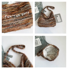Dettaglio della borsa hobo in peluche multicolore con ricamo e morbide frange alla moda