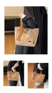 Détail du sac cabas en toile kaki avec broderie exquise et poignée renforcée