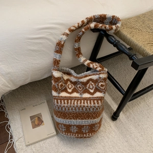Détail du sac cabas en polaire à motifs ethniques géométriques marron et blanc doux