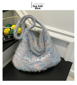 Dettaglio della borsa tote in peluche blu sale con ricamo Fun Fun Party e nappe