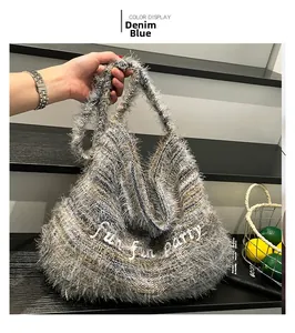 Dettaglio della borsa tote in peluche blu denim con ricamo Fun Fun Party sulla parte
