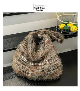 Dettaglio della borsa tote in peluche verde con ricamo fun fun party e consistenza morbida