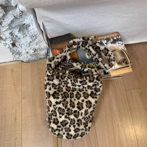 Gros plan d'un sac cabas en peluche à motif léopard avec texture douce en fourrure