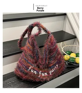 Dettaglio borsa a spalla in peluche viola bacca con ricamo fun fun party bianco