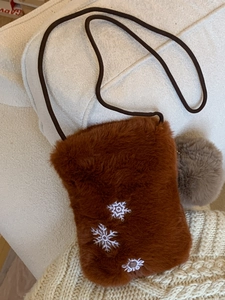 Sac Bandoulière Carré en Peluche d'Hiver pour Femmes Avec Broderie de Flocons de Neige Mignon Petit Sac en Fausse Fourrure Avec Pendentif Boule