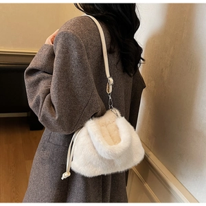 Détail du sac à bandoulière blanc en peluche avec texture douce et fine lanière