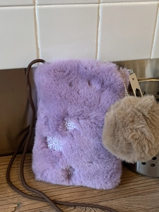 Petit sac bandoulière en peluche violette avec broderies flocons et sangle marron