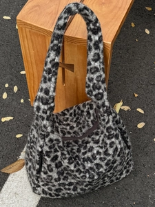 Large capacity leopard print plush tote bag for women in grey and black autumn style