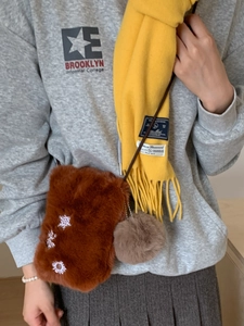 Sac à bandoulière en peluche marron avec broderie flocon de neige et pompon pour l'hiver