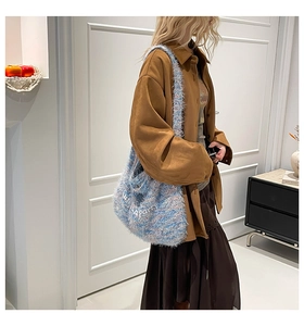 Dettaglio della borsa tote blu in peluche con ricamo tea party e trama a frange