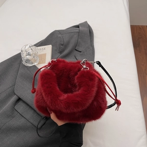Détail du sac seau bordeaux en fausse fourrure pelucheuse avec cordon et bandoulière noire