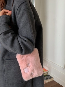 Sac à bandoulière en peluche rose avec broderie de flocons de neige et manteau d'hiver