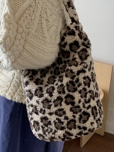 Sac cabas en peluche à motif léopard pour femme offrant une texture douce et grand volume