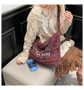 Dettaglio della trama in maglia colorata e ricamo fun party sulla borsa a tracolla