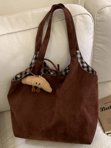 Sac Cabas Rétro en Suédine Grande Capacité pour Femmes Sac à Épaule avec Doublure à Carreaux et Pendentif Croissant