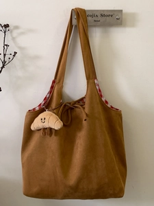 Grand cabas vintage en daim marron avec doublure à carreaux et pendentif croissant
