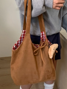 Sac cabas marron en daim avec doublure à carreaux et pendentif croissant