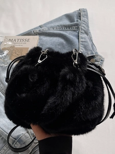 Sac seau chic en fausse fourrure noire avec boucle argentée et bandoulière pour l'automne