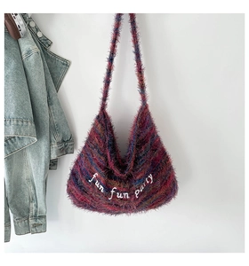 Dettaglio della borsa hobo in peluche colorato con ricamo e morbida trama a frange chic