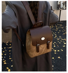 Detailansicht der braunen Lederklappe und Schnalle an einem großen Rucksack im Vintage-Stil