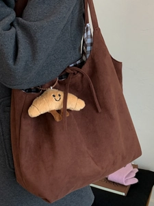 Grand sac cabas en daim marron avec doublure à carreaux et pendentif croissant