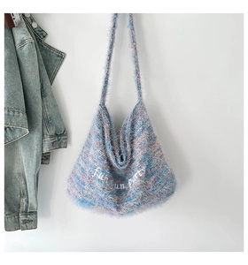 Dettaglio ravvicinato della borsa tote in peluche colorata con ricamo fun fun party