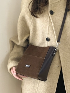 Sac seau vintage marron avec logo NO FILTER et fine bandoulière amovible élégante