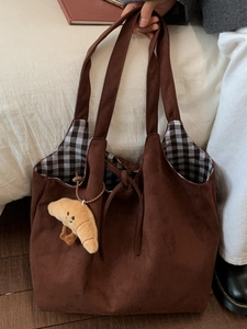 Sac fourre-tout en daim marron avec doublure à carreaux et pendentif croissant