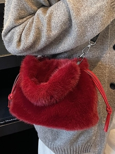 Sac seau en peluche rouge avec cordon en cuir et bandoulière noire pour l'hiver
