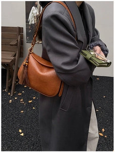 Gros plan d'un sac bandoulière en cuir marron avec détails de franges élégants