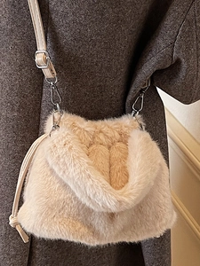 Sac à bandoulière en fausse fourrure beige chic avec sangle réglable pour un look d'hiver