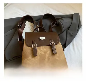 Detailansicht des Vintage-Rucksacks mit Metall-Hasenlogo und Schnallendetails
