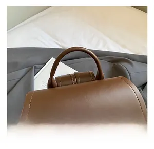Nahaufnahme eines braunen Rucksackgriffs aus Leder mit verstärkter Naht und Textur