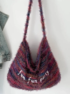 Borsa tote in peluche multicolore con ricamo fun fun party e dettagli con frange