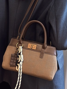 Fashionable two-tone bucket bag with retro leather trim and woven fabric for casual style