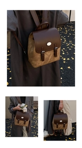 Detailansicht des Vintage-Rucksacks in Khaki mit braunem Lederdeckel und Metall-Logo im Park