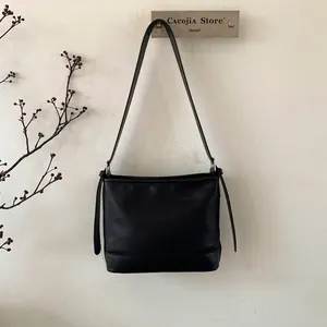 Detail einer schwarzen minimalistischen Beuteltasche mit Kordelzug und Matt-Finish