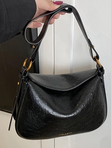 Sac à bandoulière minimaliste en cuir ciré noir avec ferrures dorées de style vintage