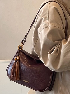 Sac bandoulière vintage minimaliste en cuir bordeaux foncé avec pompon pour le quotidien