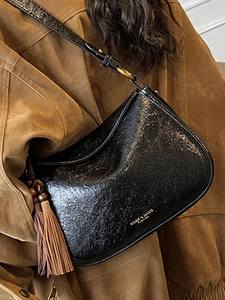 Sac bandoulière tendance en cuir verni noir avec gland vintage et perles en bois