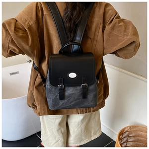 Nahaufnahme eines Vintage-Rucksacks mit Lederklappe und Hasenlogo auf der Rückseite
