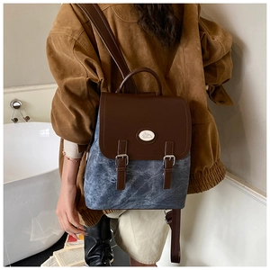 Rückansicht des Modells mit retro braun-grauem Rucksack zeigt Größe und Trageform