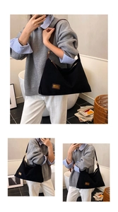 Détail du sac fourre-tout en velours côtelé noir avec bandoulière en cuir et étiquette MKMX